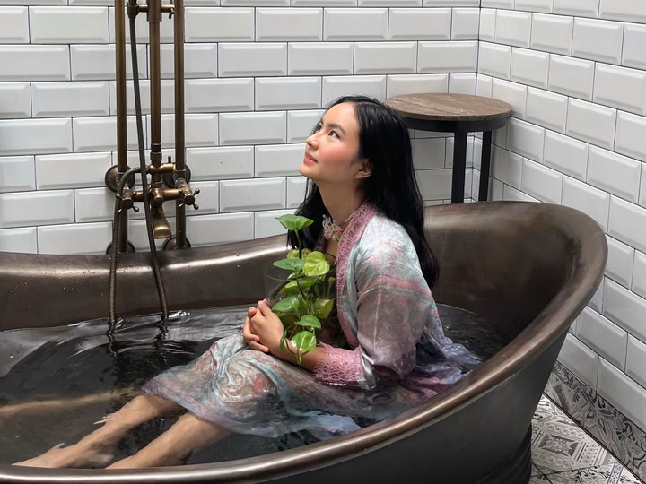Naked in Bubbles untuk Melengkapi Momen Liburan Penuh Busa